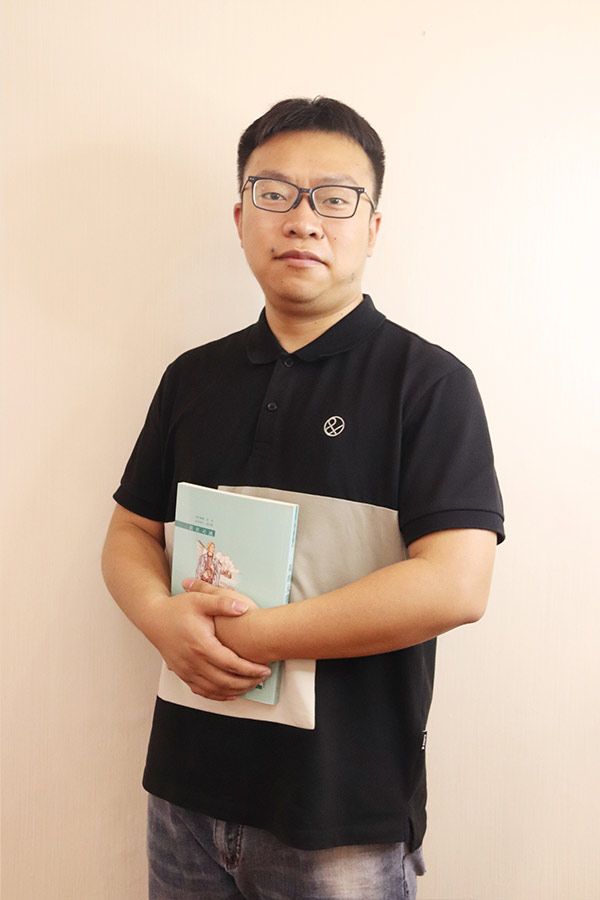 子洲杨斌 本科学历，毕业于西安航空学院